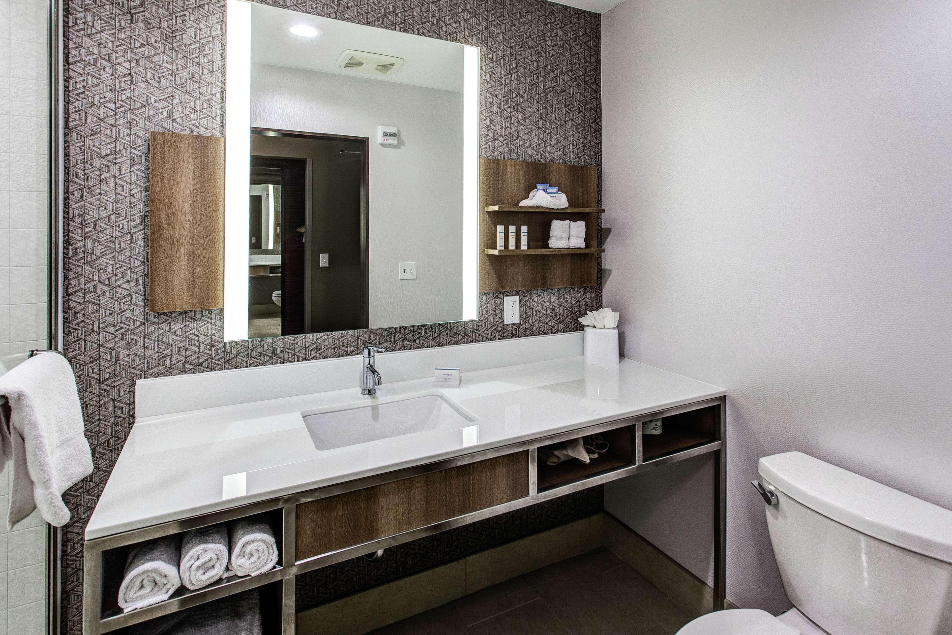 Hilton Garden Inn Topeka Luaran gambar